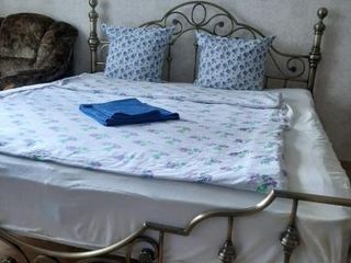 Комната с балконом в двухкомнатной квартире.