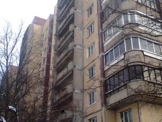 Комната с балконом в двухкомнатной квартире.