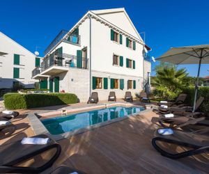 Apartment Epona with Swimming Pool I Milna Croatia