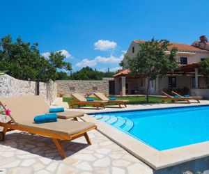 Villa Fiore Rosso with Swimming Pool Cilipi Croatia