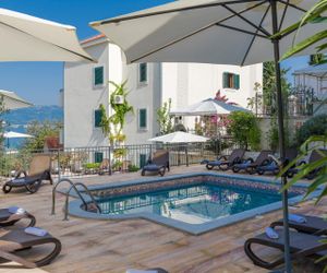 Apartment Flora with Swimming Pool V Slatine Croatia