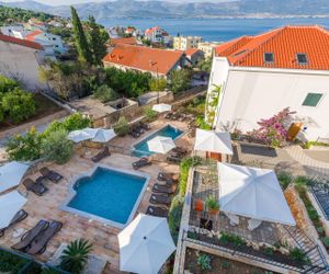 Apartment Flora with Swimming Pool IV Slatine Croatia