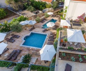 Apartment Fides with Swimming Pool IX Slatine Croatia