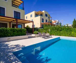 Beach Apartment 6+2 mit Pool C1 Slatine Croatia