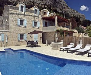 Villa Salut la Mer with Infinity Pool Dugi Rat Croatia