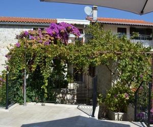 Family friendly apartments with a swimming pool Sutivan (Brac) - 14737 Sutivan Croatia