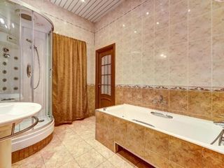 Enjoy St Isaak Square 3BR Apartment