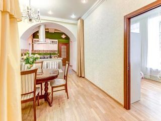 Enjoy St Isaak Square 3BR Apartment