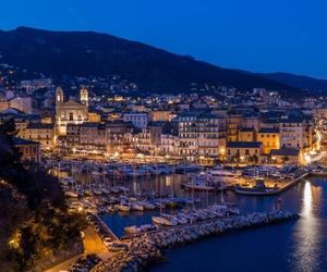 Très grand appartement de 120m2 avec jardin dans villa Bastia France