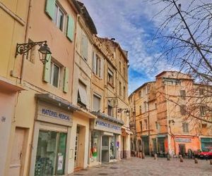 Place de la Roquette, centre historique Arles France