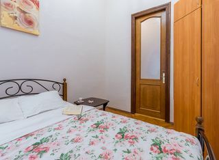Просторная 2 к. кв. на Невском 72