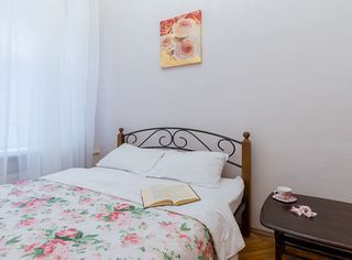 Просторная 2 к. кв. на Невском 72