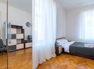 Просторная 2 к. кв. на Невском 72