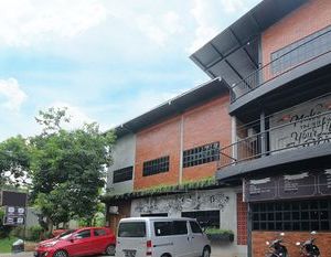 Airy Bandara Ahmad Yani Hanoman Tujuh 26 Semarang Semarang Indonesia