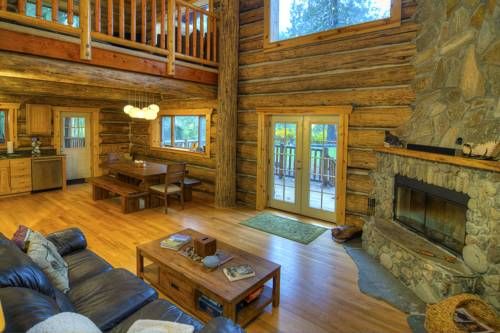 Tall Timbers Lodge – Two Bedroom Cabin with Hot Tub