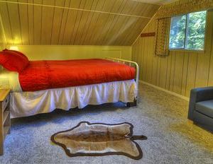 Red Hawk Hideaway - Two Bedroom Cabin with Hot Tub Skykomish United States