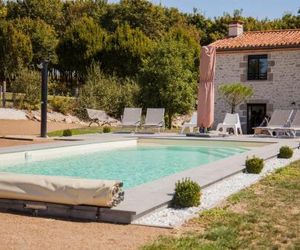 Gîte "La Grange" 5 personnes proche du Puy du Fou avec piscine Mortagne France
