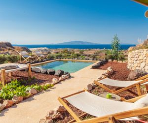 ROSE PEPPER - Grand Apartment Oia Greece