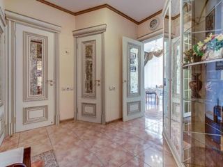 Mike Ryss' Royal Apartment