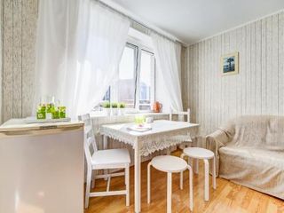 Bolsheokhtinsky 22 White Doors, Большеохтинский 22 корпус 2