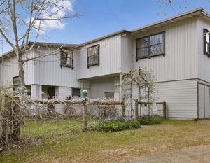 Le Chateau - Centrally located Bright Australia