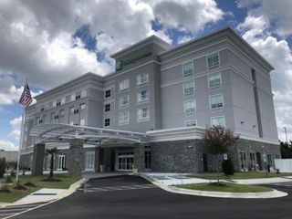 Фото отеля Holiday Inn & Suites - Fayetteville W-Fort Bragg Area, an IHG Hotel