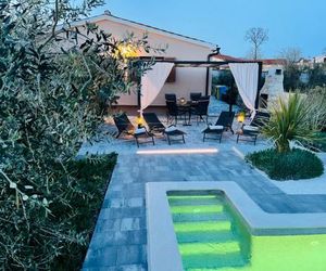 Holiday House Tesser with Pool Galezan Croatia