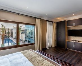 NearBy Hotel