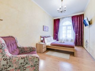 Яркая квартира в историческом центре Петербурга