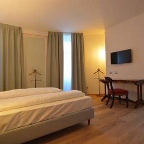 NearBy Hotel