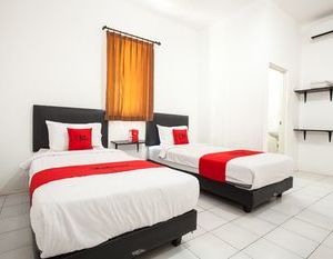 RedDoorz Plus near Galaxy Mall Surabaya Indonesia