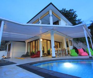Rinisha Rumah Senja Lovina Bali Sunset Seaview Munduk Indonesia
