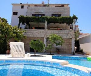 Seaside apartments with a swimming pool Sutivan (Brac) - 15502 Sutivan Croatia