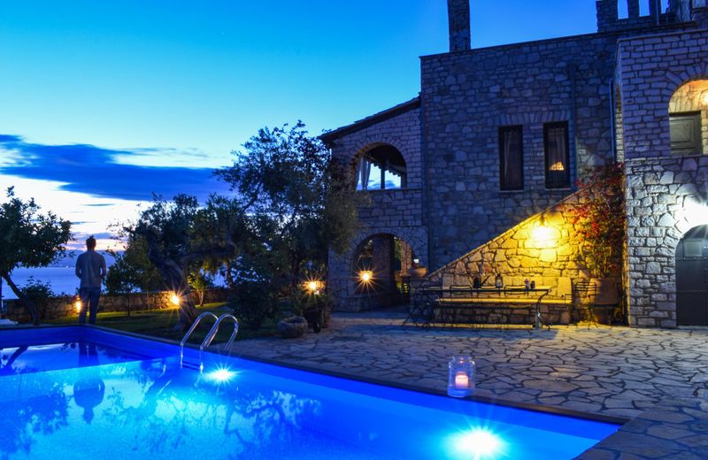 Poolside Castle, Panoramic Seaview Retreat!