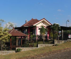 PINK VILLA  - PANDERMAN HILL Batu Indonesia