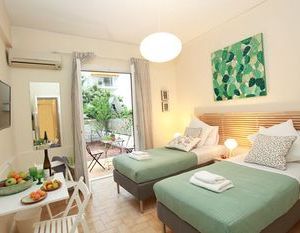 Just a hop away from the beach - Studio with Garden view Paleo Faliro Greece