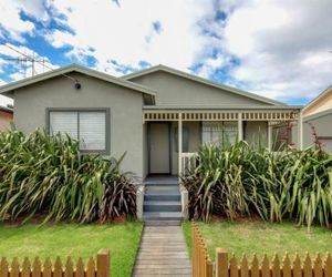 Reardon Place - moments from the family friendly Pea Soup Cove Port Fairy Australia