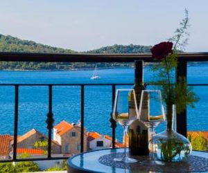 Apartment Sandra (2+2) with a breathtaking view Vis Croatia