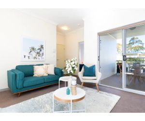 Light, bright and spacious unit close to beaches Manly Australia