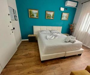 comfy room 10 min from center (private bathrom) Tirana Albania