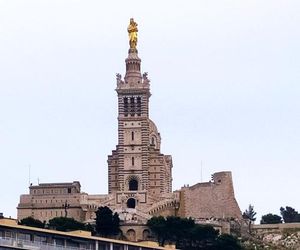 T2 Vue sur la Basilique de Notre-Dame de la Garde Marseille France