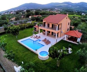 "Summer Oasis" peaceful & quiet villa with pool Kastel Novi Croatia