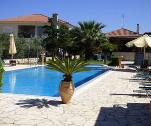 Marvelous garden,pool,bbq only 5min from the beach Paralio Astros Greece