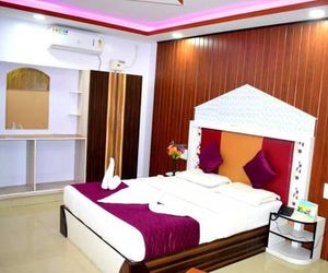 Rooms with 1 king size bedded + 2 single Cart Beds + AC Mysore India