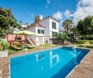 Quality Villa - very private with Pool + Garden + BBQ + WiFi + Pubs 5 min walk Santa Cruz Portugal