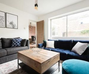 The Century Chalet - Contemporary 2BDR Townhouse with Parking Oxford United Kingdom