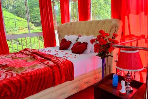 Grand Adamspeak Cabana Suite