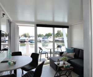 Cosy floating boatlodge Athene Maastricht Netherlands