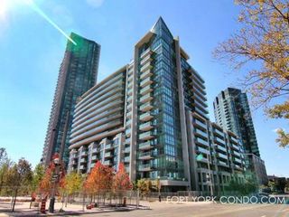 Hotel pic Lakefront living Downtown Toronto - Free Parking and Gym