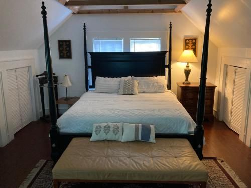 Photo of 3 Bedroom Home / 4 Beds - Sleeps 8 / Near Concerts and Sports
